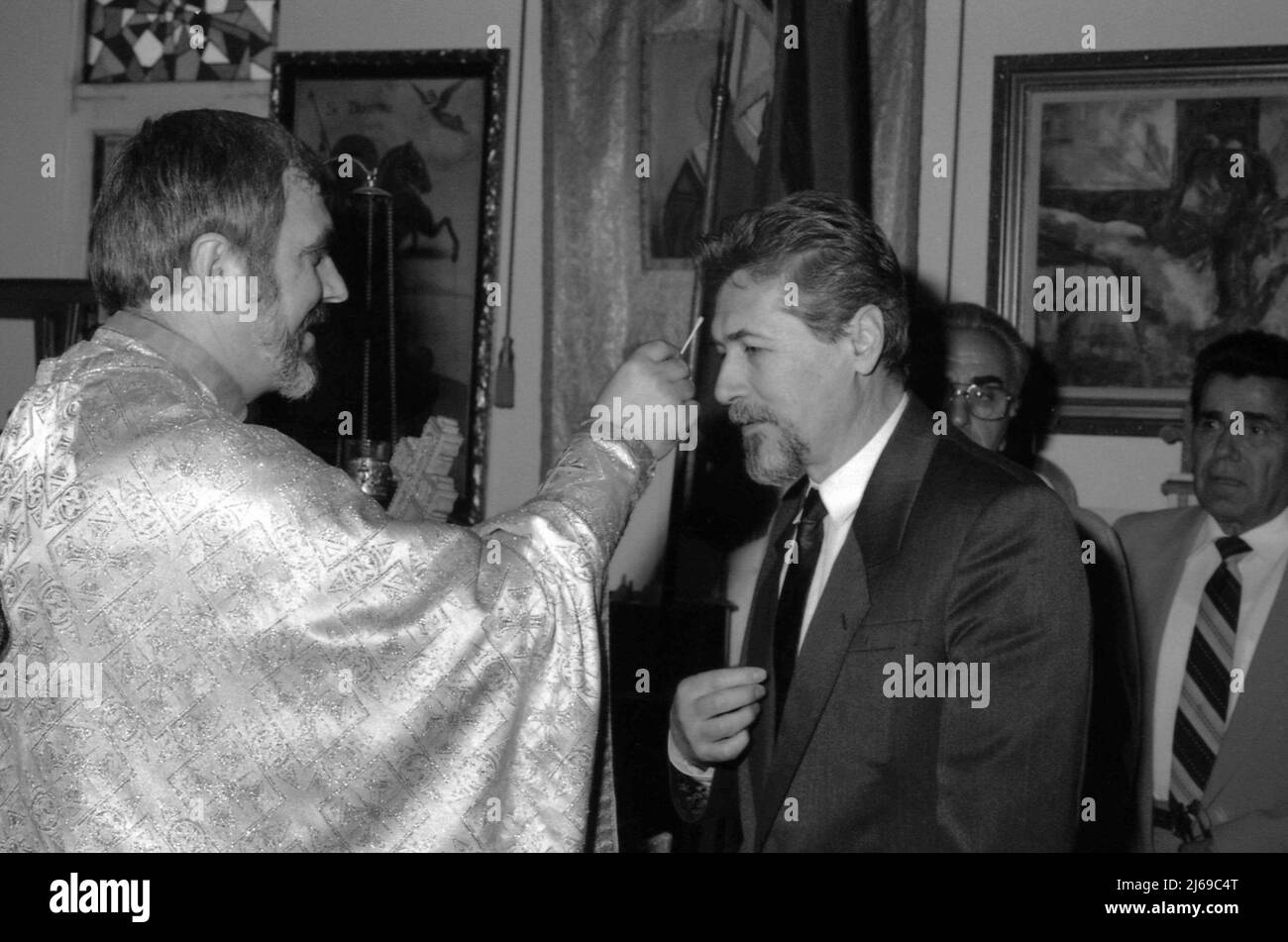 Los Angeles, CA, USA, 1998. il presidente rumeno Emil Constantinescu visita la comunità locale rumena e la chiesa ortodossa. Foto Stock