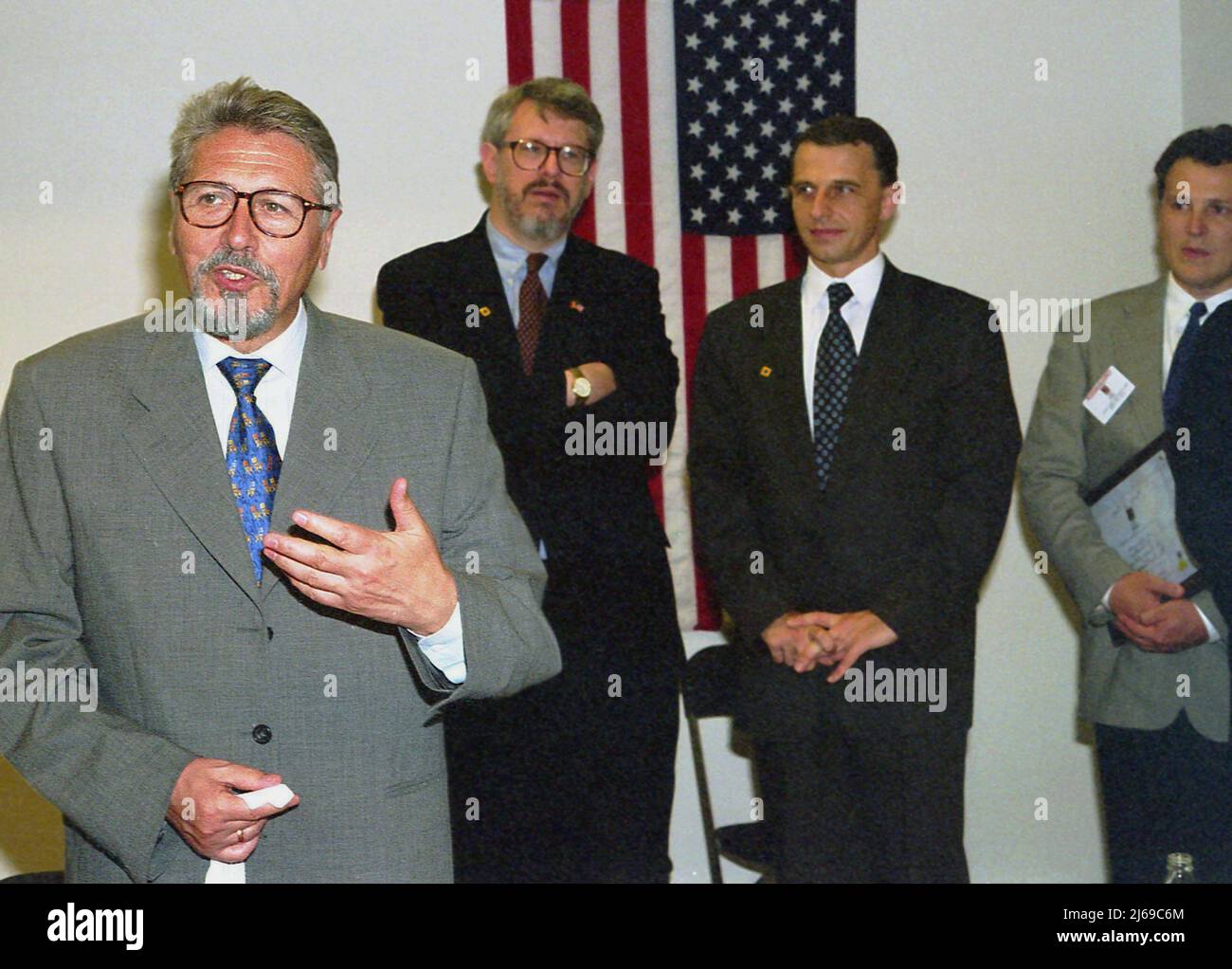 presidente rumeno Emil Constantinescu a San Francisco, CA, USA, 1998. Dietro, l'ambasciatore degli Stati Uniti in Romania James Rosapepe e l'ambasciatore rumeno negli Stati Uniti Mircea Geoana. Foto Stock