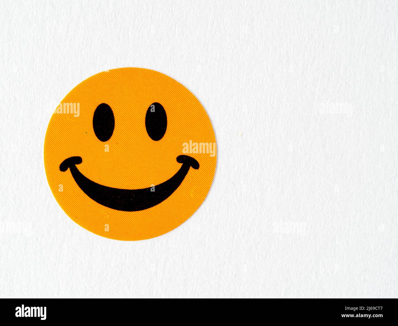 arancione arti e mestiere smacchiare happy face adesivo su sfondo bianco Foto Stock
