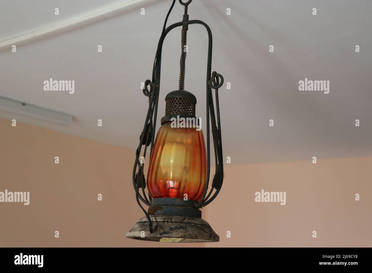 Lanterna elettrica di tipo antico appesa al soffitto, lanterne antiche e  polverose modificate in tipo elettrico Foto stock - Alamy