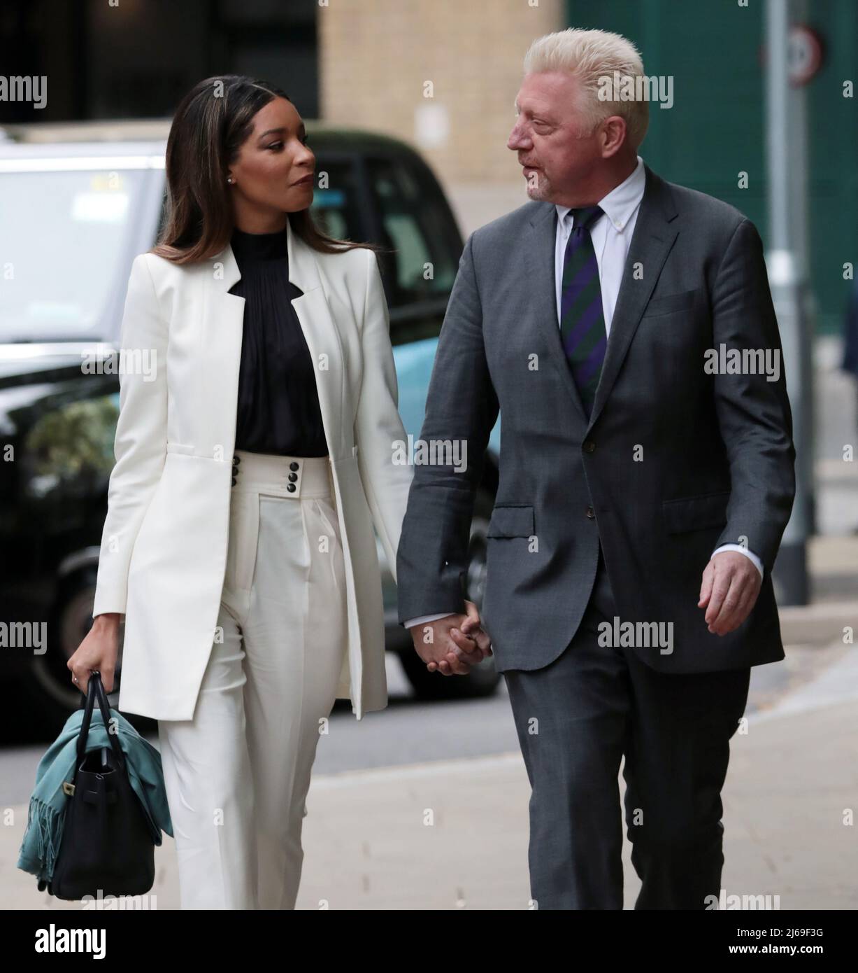 Il tedesco Boris Becker arriva a Southwark Crown Court scortato dal suo partner Lilian de Carvalho Monteiro a Londra venerdì 29 aprile 2022.sei volte il campione di tennis del Grand Slam viene condannato oggi dopo essere stato giudicato colpevole di quattro accuse in base alla legge di insolvenza relativa al suo fallimento nel 2017. Foto di Hugo Philpott/UPI Foto Stock