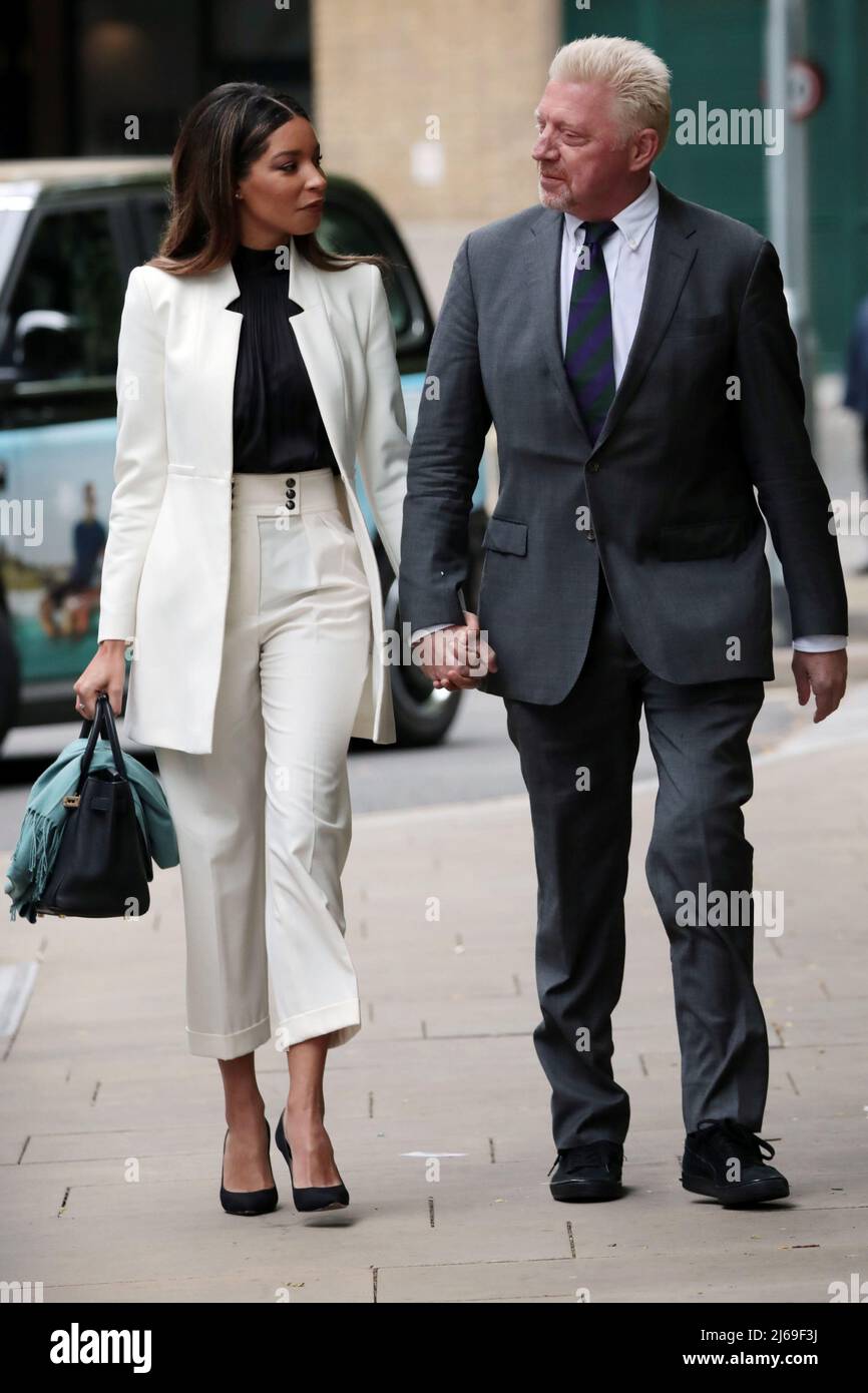 Il tedesco Boris Becker arriva a Southwark Crown Court scortato dal suo partner Lilian de Carvalho Monteiro a Londra venerdì 29 aprile 2022.sei volte il campione di tennis del Grand Slam viene condannato oggi dopo essere stato giudicato colpevole di quattro accuse in base alla legge di insolvenza relativa al suo fallimento nel 2017. Foto di Hugo Philpott/UPI Foto Stock