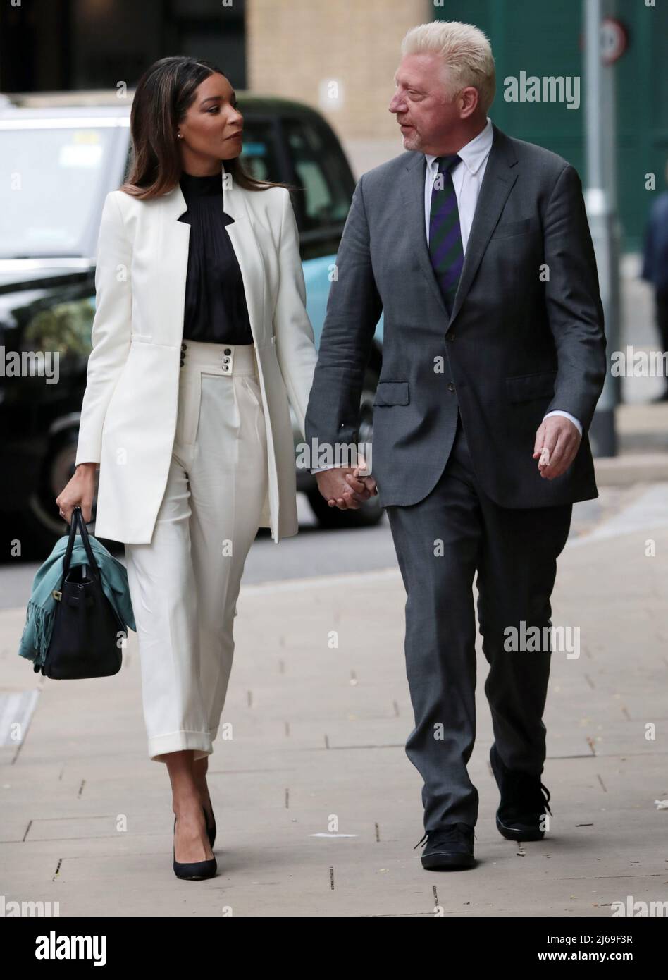 Il tedesco Boris Becker arriva a Southwark Crown Court scortato dal suo partner Lilian de Carvalho Monteiro a Londra venerdì 29 aprile 2022.sei volte il campione di tennis del Grand Slam viene condannato oggi dopo essere stato giudicato colpevole di quattro accuse in base alla legge di insolvenza relativa al suo fallimento nel 2017. Foto di Hugo Philpott/UPI Foto Stock