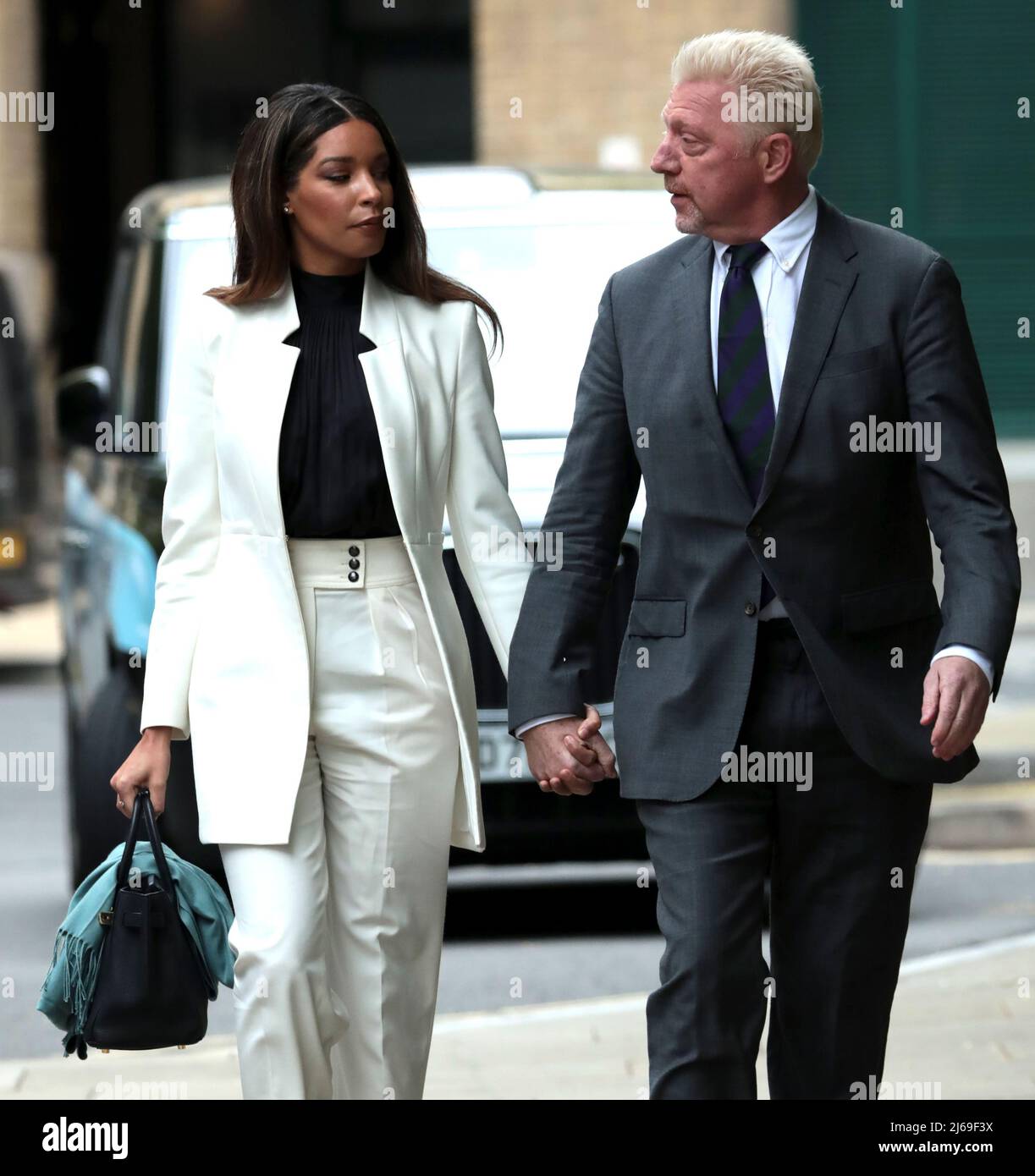 Il tedesco Boris Becker arriva a Southwark Crown Court scortato dal suo partner Lilian de Carvalho Monteiro a Londra venerdì 29 aprile 2022.sei volte il campione di tennis del Grand Slam viene condannato oggi dopo essere stato giudicato colpevole di quattro accuse in base alla legge di insolvenza relativa al suo fallimento nel 2017. Foto di Hugo Philpott/UPI Foto Stock