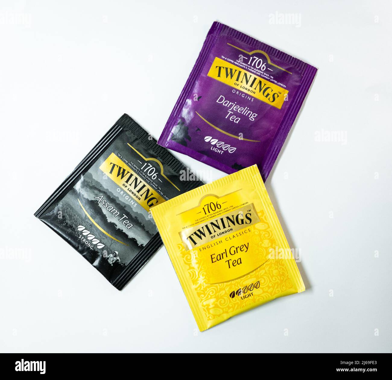 Un pacchetto di Twinings Darjeeling Tea, Assam Tea e Earl Gray tè su sfondo bianco. Foto Stock