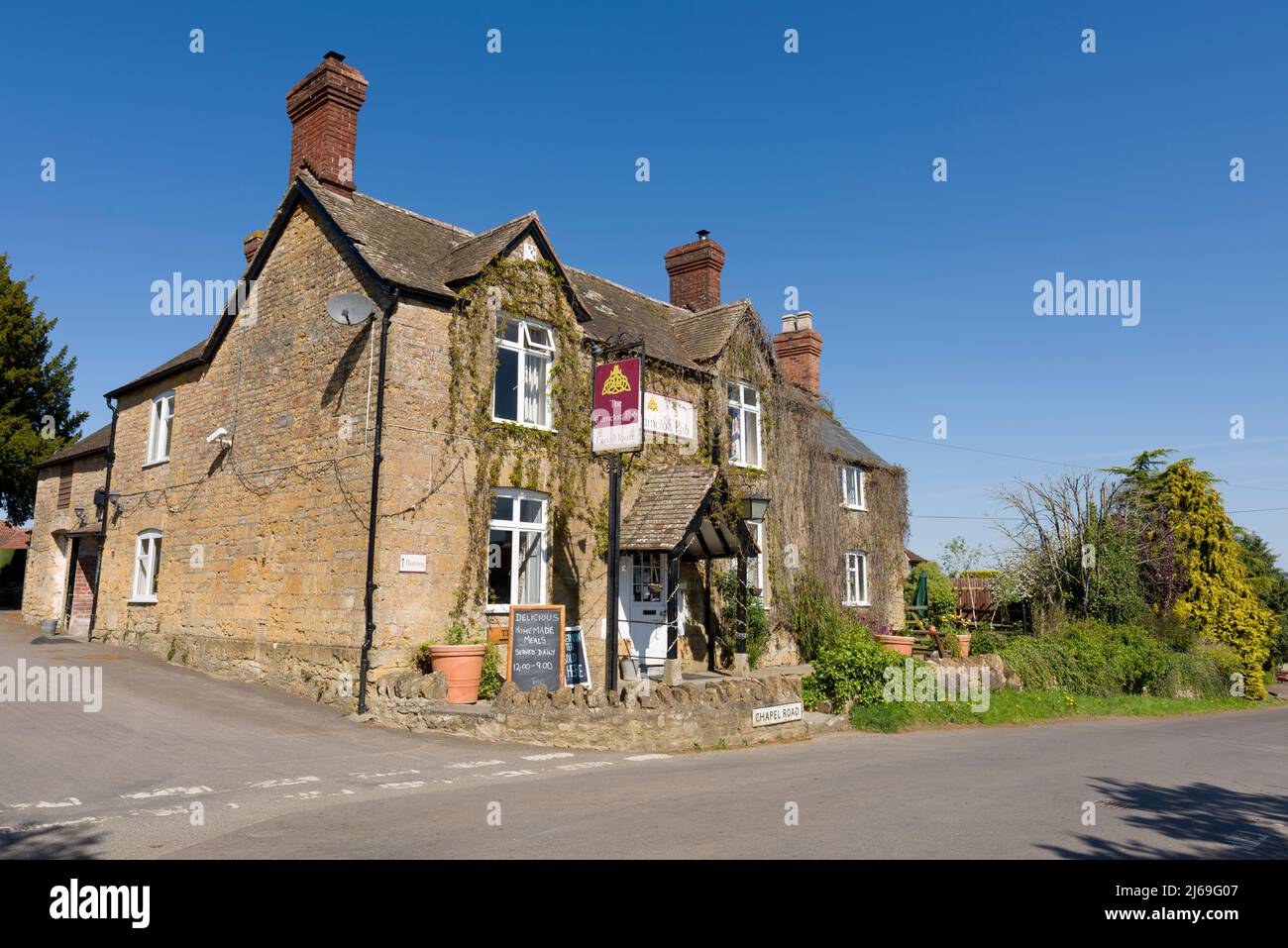 La casa pubblica Camelot nel villaggio di South Cadbury, Somerset, Inghilterra. Foto Stock