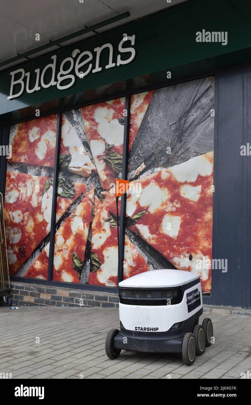 Starship robot consegna alimentari fuori da un supermercato Budgens a Milton Keynes. Foto Stock