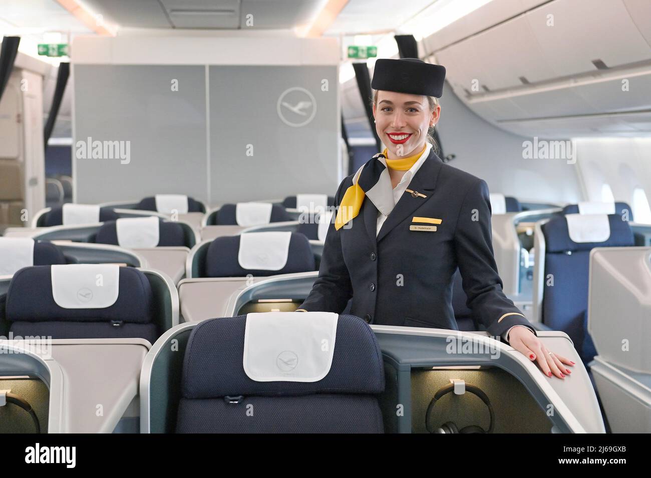 Monaco di Baviera, Germania. 29th Apr 2022. Assistente di volo, stewardess, steward, equipaggio di cabina in business class vuoto. Lufthansa Aircraft Christening Airbus A350 MUENCHEN il 29th aprile 2022 nel Centro operativo di volo dell'hangar dell'aereo all'Aeroporto Franz Josef Strauss di Monaco. Credit: dpa Picture Alliance/Alamy Live News Foto Stock