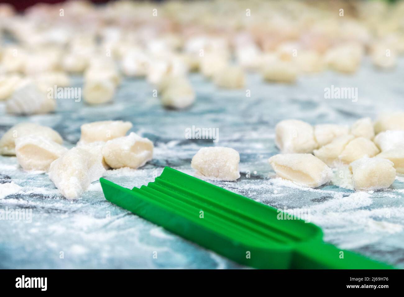 Cucina gnocchi fatti in casa per pranzo. Foto Stock