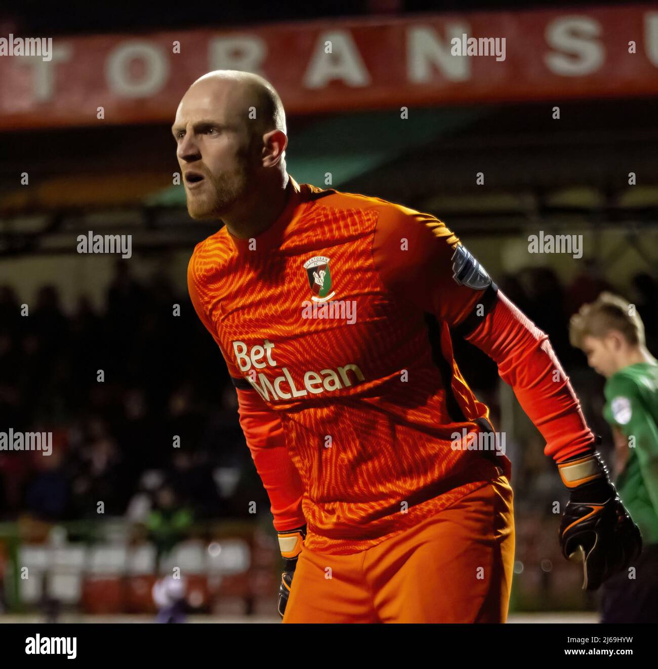 Il portiere di Glentoran Aaron McCarey in azione contro Linfield alla Bet McLean Oval di Belfast. Foto Stock