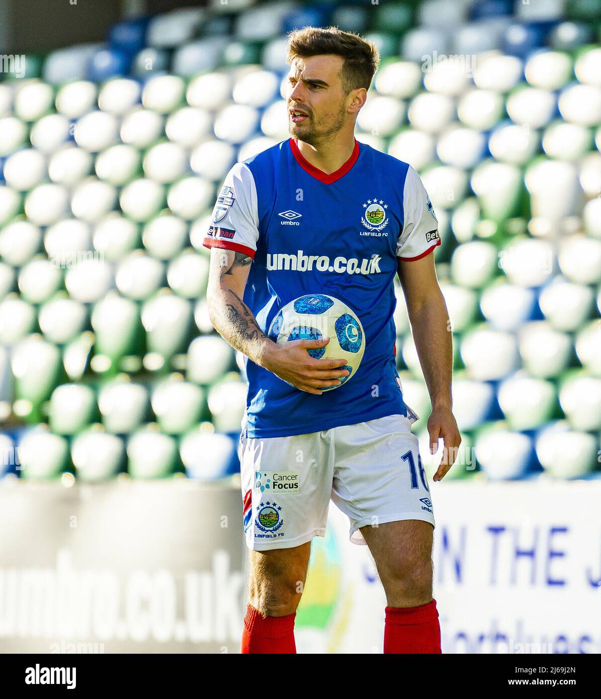 Il giocatore di Linfield Matthew Clarke ha mostrato in azione in una partita di campionato tenuta al Windsor Park di Belfast. Foto Stock