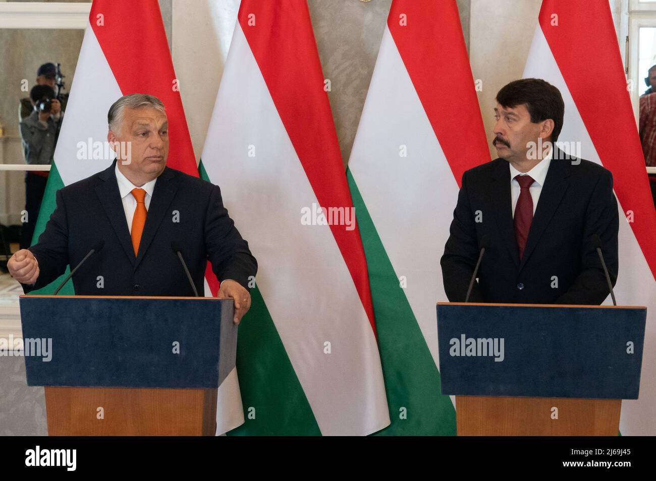 Budapest, Ungheria. 29th Apr 2022. (220429) -- BUDAPEST, 29 aprile 2022 (Xinhua) -- il presidente ungherese Janos Ader (R) e il primo ministro Viktor Orban parlano ai media durante una conferenza stampa a Budapest, Ungheria, 29 aprile 2022. Il presidente ungherese Janos Ader ha chiesto a Viktor Orban, primo candidato ministeriale della coalizione Fidesz-KDNP che ha vinto le elezioni parlamentari il 3 aprile, di formare un nuovo governo. Orban ha accettato l'invito di Ader qui il Venerdì mattina. Ader e Orban hanno fatto una breve dichiarazione stampa congiunta dopo la loro riunione al Palazzo Sandor. (Foto di Attila Volgyi/Xi Foto Stock