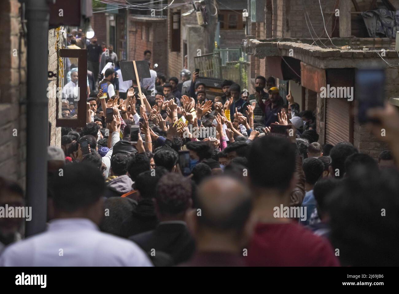 Kashmir, India. 29th Apr 2022. Una folla di musulmani del Kashmiri grida Pro Palestina e slogan religiosi durante un rally che segna il giorno di Quds (Gerusalemme). Credit: SOPA Images Limited/Alamy Live News Foto Stock