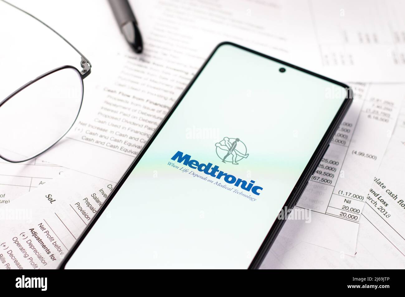 West Bangal, India - 20 aprile 2022 : logo Medtronic sullo schermo del telefono immagine stock. Foto Stock