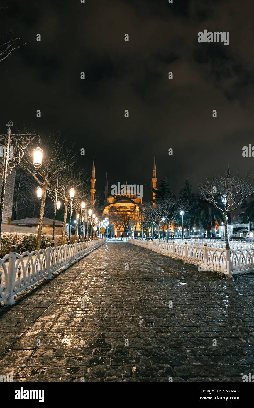 Sultanahmet o Moschea Blu di notte in inverno. Viaggio a Istanbul nella stagione invernale foto di sfondo. Foto Stock