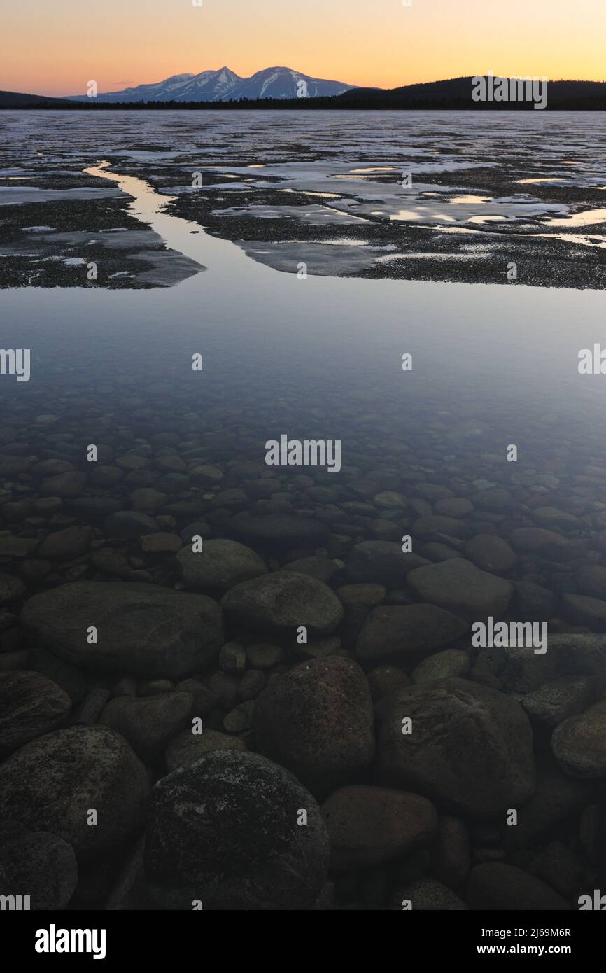 Acqua aperta di fronte al lago ghiacciato Foto Stock