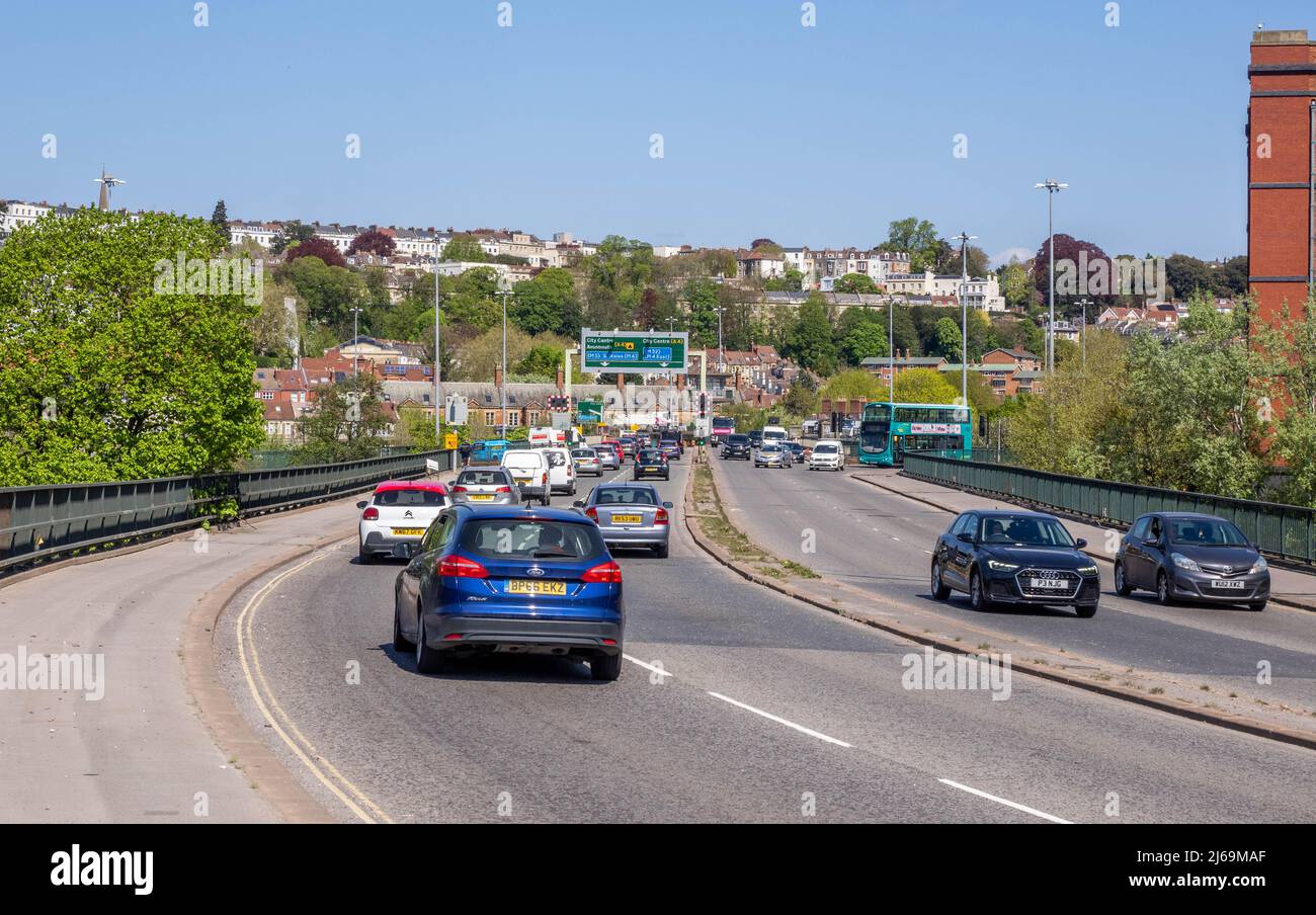 Traffico sulla trafficata sezione del ponte di Avon del Cumberland Basin strada di interscambio come attraversa il fiume Avon a Bristol Regno Unito Foto Stock