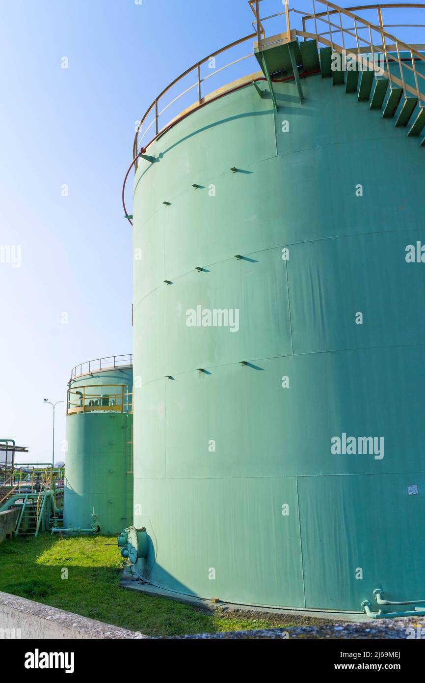 Vista di serbatoi di stoccaggio e tubi dell'industria chimica, Italia. Foto di alta qualità Foto Stock