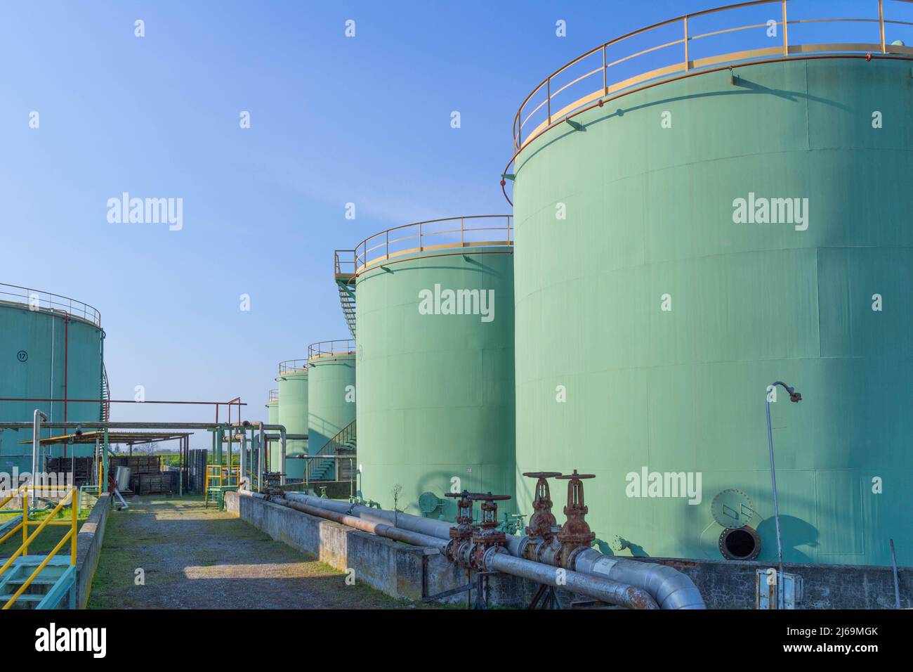Vista di serbatoi di stoccaggio e tubi dell'industria chimica, Italia. Foto di alta qualità Foto Stock