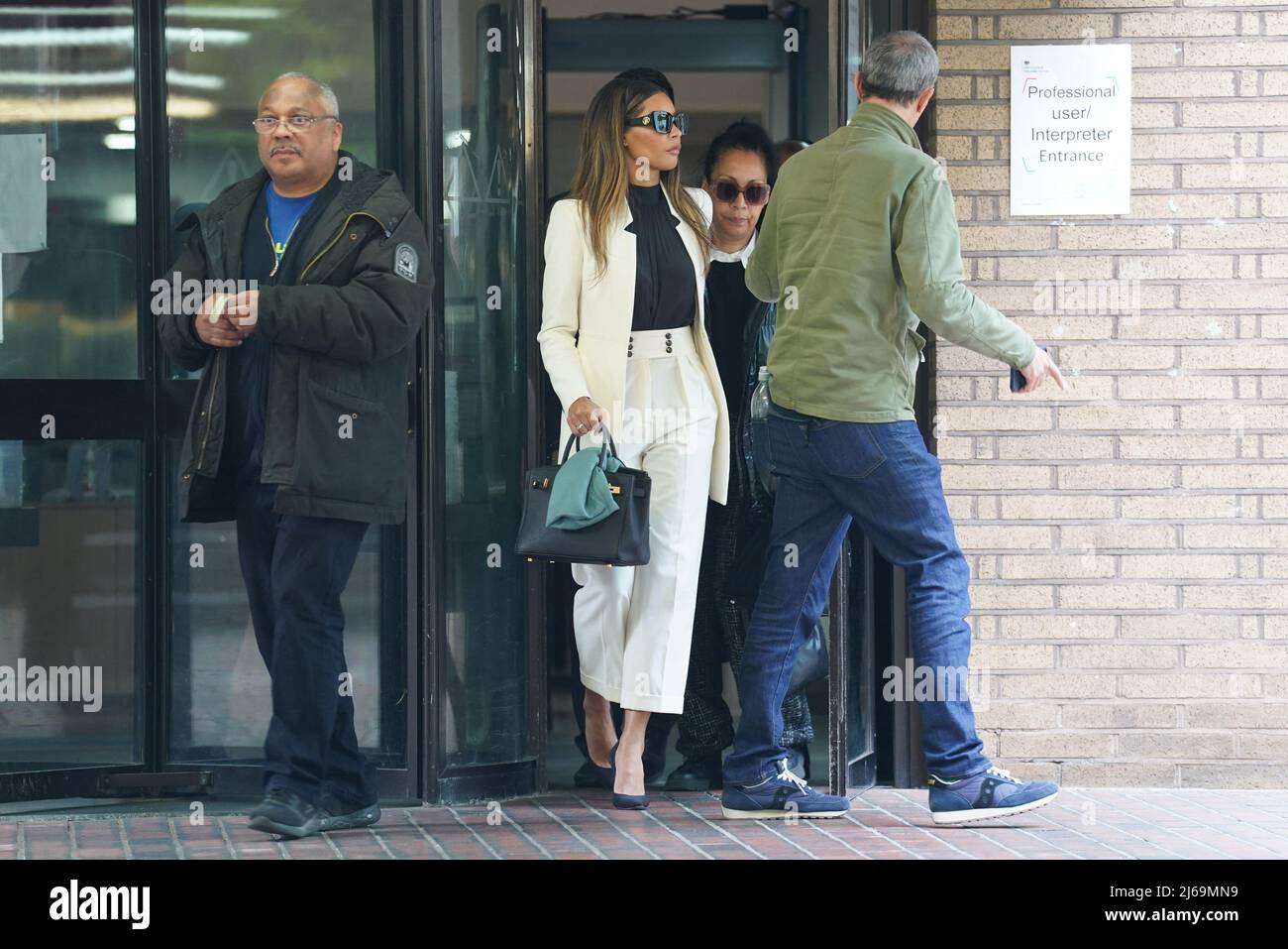 Tre volte campione di Wimbledon Boris Becker partner Lilian de Carvalho Monteiro lasciando Southwark Crown Court, a Londra, dopo che è stato incarcerato per due anni e mezzo dopo che è stato trovato colpevole di quattro accuse relative al suo fallimento 2017.Data foto: Venerdì 29 aprile 2022. Foto Stock