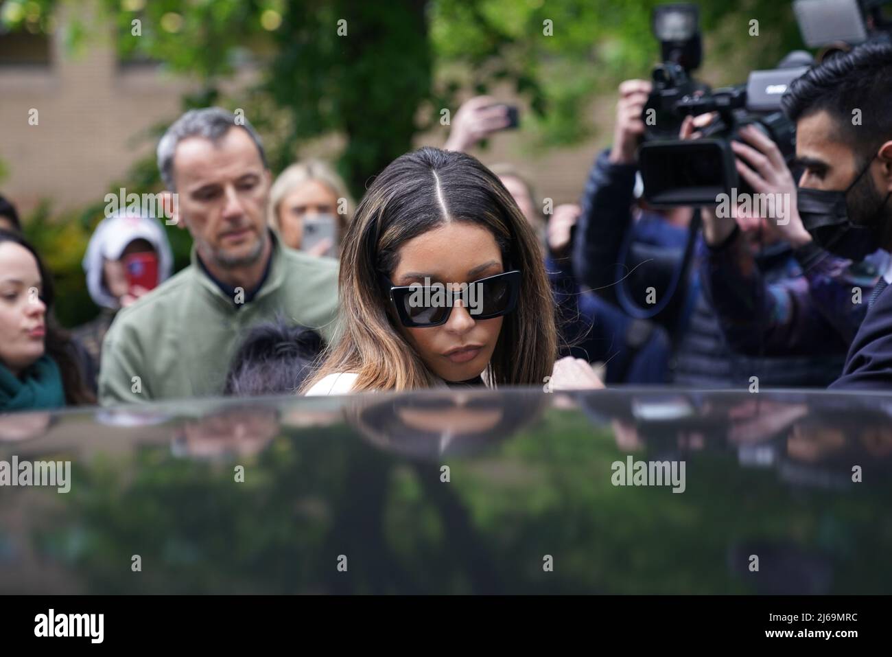 Tre volte campione di Wimbledon Boris Becker partner Lilian de Carvalho Monteiro lasciando Southwark Crown Court, a Londra, dopo che è stato incarcerato per due anni e mezzo dopo che è stato trovato colpevole di quattro accuse relative al suo fallimento 2017.Data foto: Venerdì 29 aprile 2022. Foto Stock