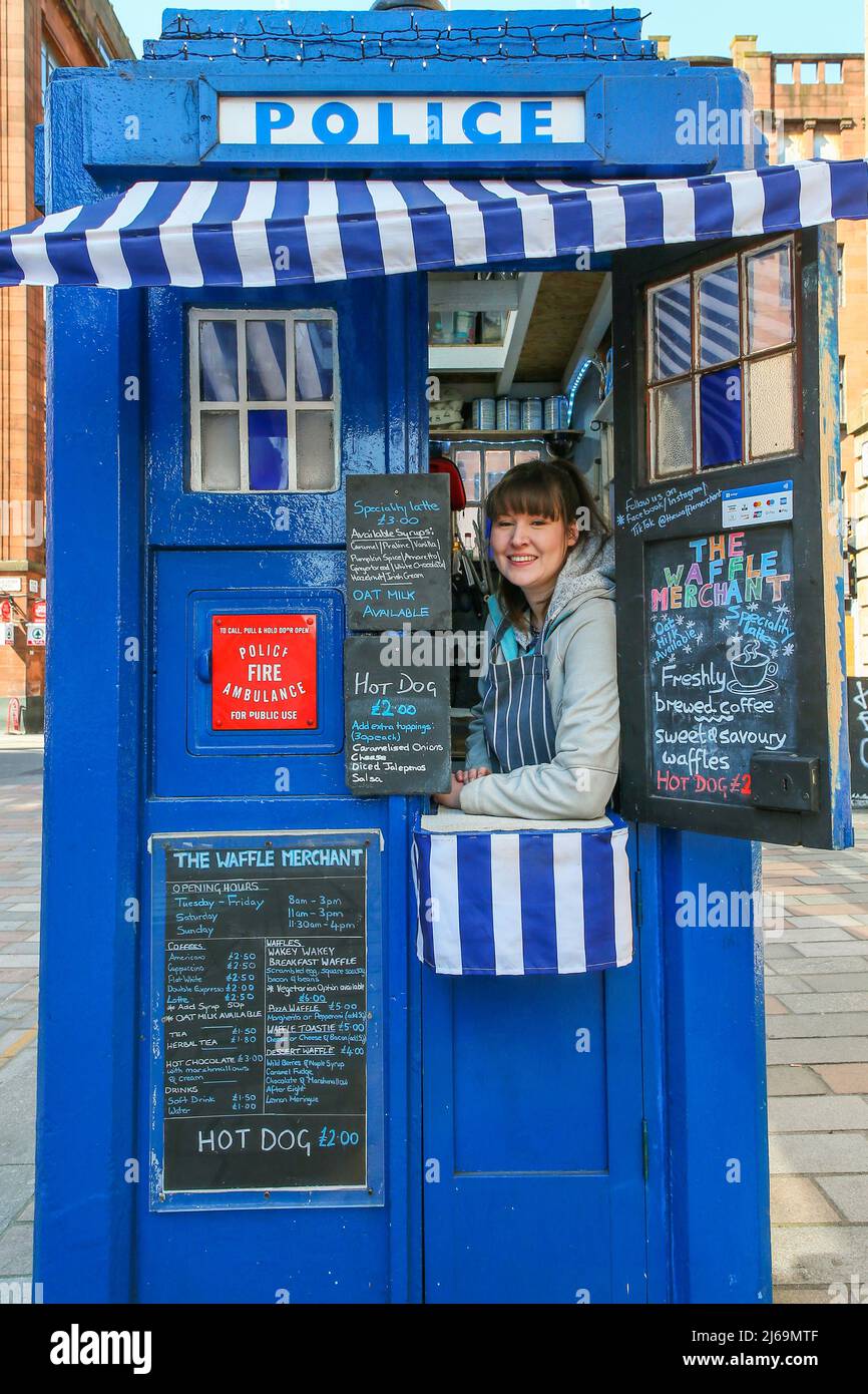 29 aprile 2022. Glasgow, Regno Unito. CLAIRE ALLEN di Lenzie, Glasgow, un esperto gestore del catering, ha recentemente aperto quello che pensa potrebbe essere il più piccolo bar/ristorante a Glasgow. Ha preso il controllo di una vecchia scatola di segnale della polizia in Wilson Street, Merchant City, vicino al centro della città di Glasgow e lo ha convertito in caffè che vende cialde, hotdog, toasties e una vasta selezione di bevande, con posti a sedere all'aperto. Credit: Findlay/Alamy Live News Foto Stock