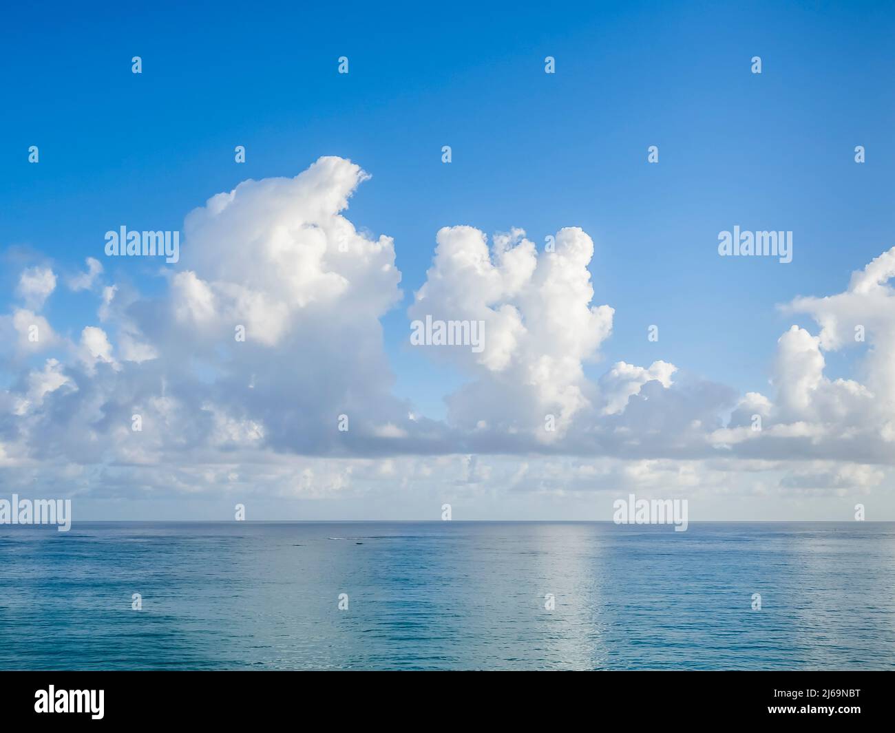 Nuvole di prima mattina sull'Oceano Atlantico al largo della spiaggia di Isla Verde nell'area metropolitana di San Juan in Carolina Puerto Rico, Foto Stock