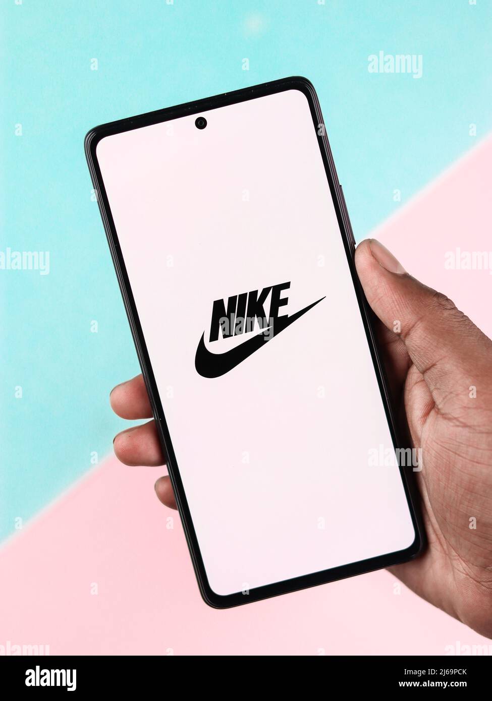 West Bangal, India - 20 aprile 2022 : immagine stock del logo Nike sullo schermo del telefono. Foto Stock