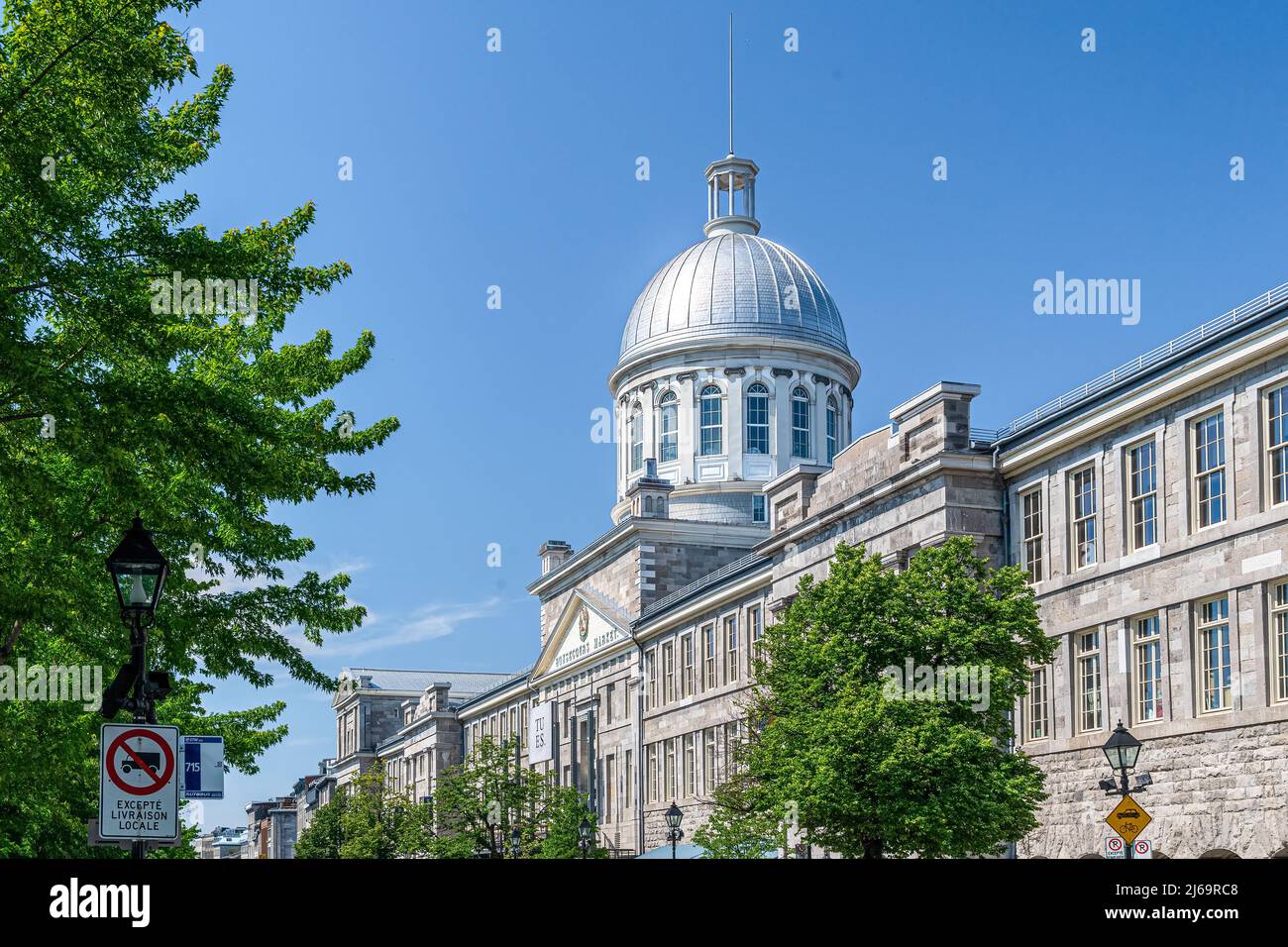 Architettura esterna e cupola del mercato Bonsecours nella città vecchia. Il quartiere storico è un sito patrimonio dell'umanità dell'UNESCO e un importante centro turistico Foto Stock