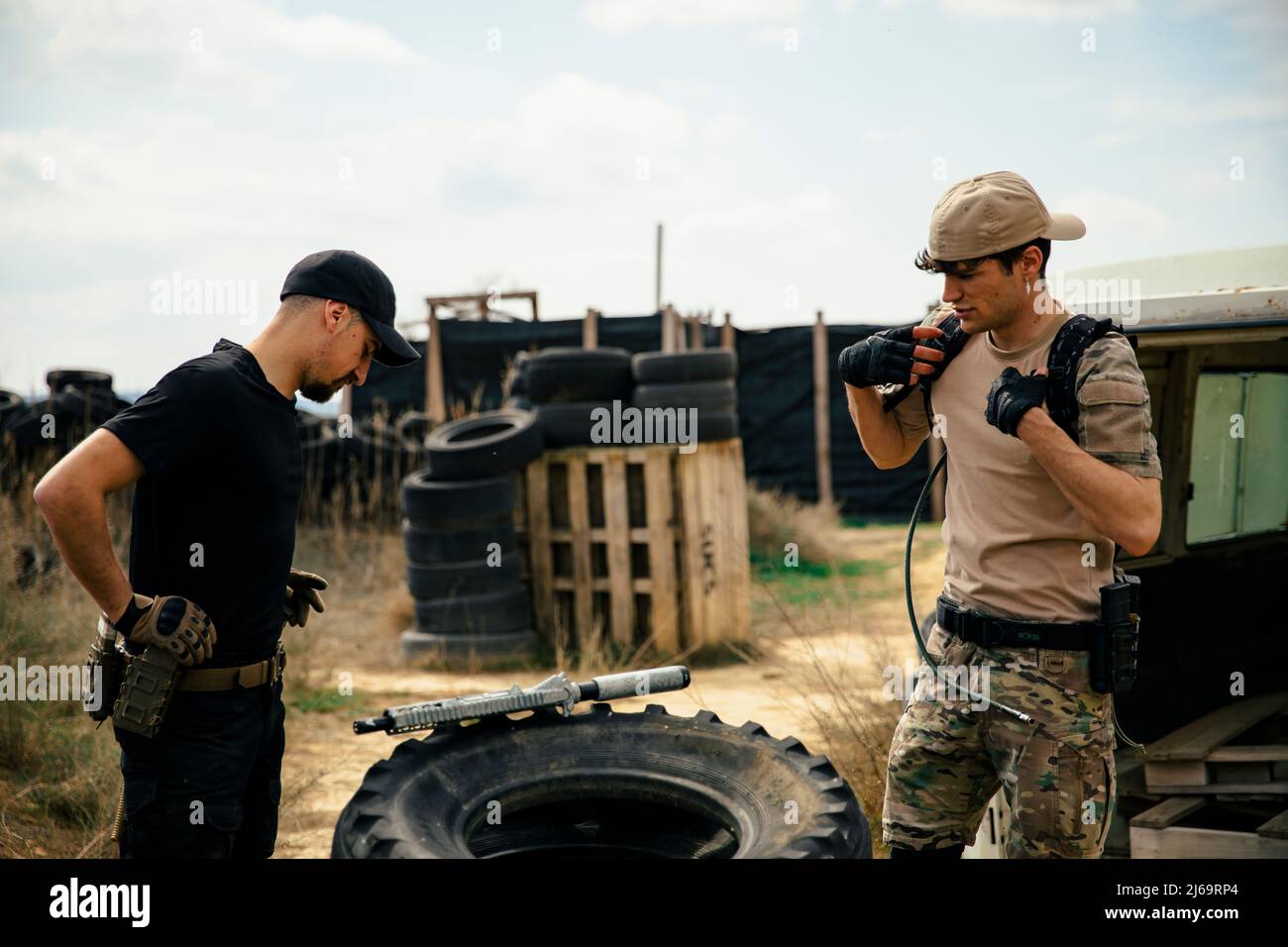 I compagni di squadra si preparano per un gioco di Airsoft Foto Stock