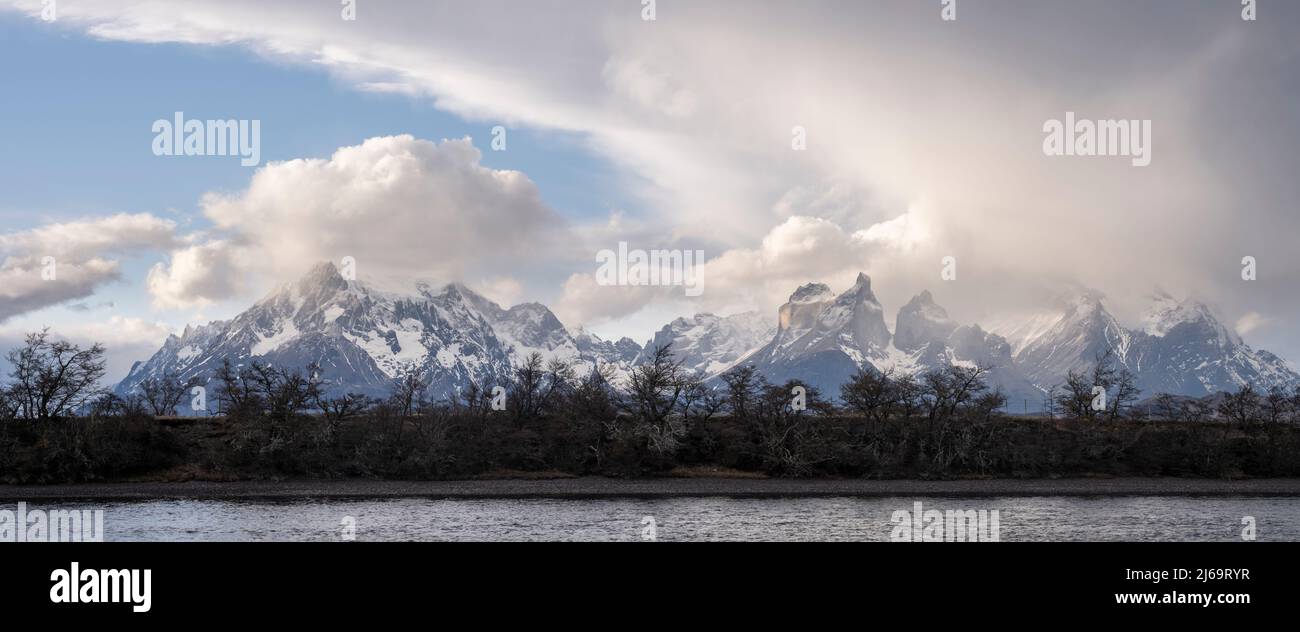 Vista panoramica di Cuernos del Paine e del fiume Serrano Foto Stock