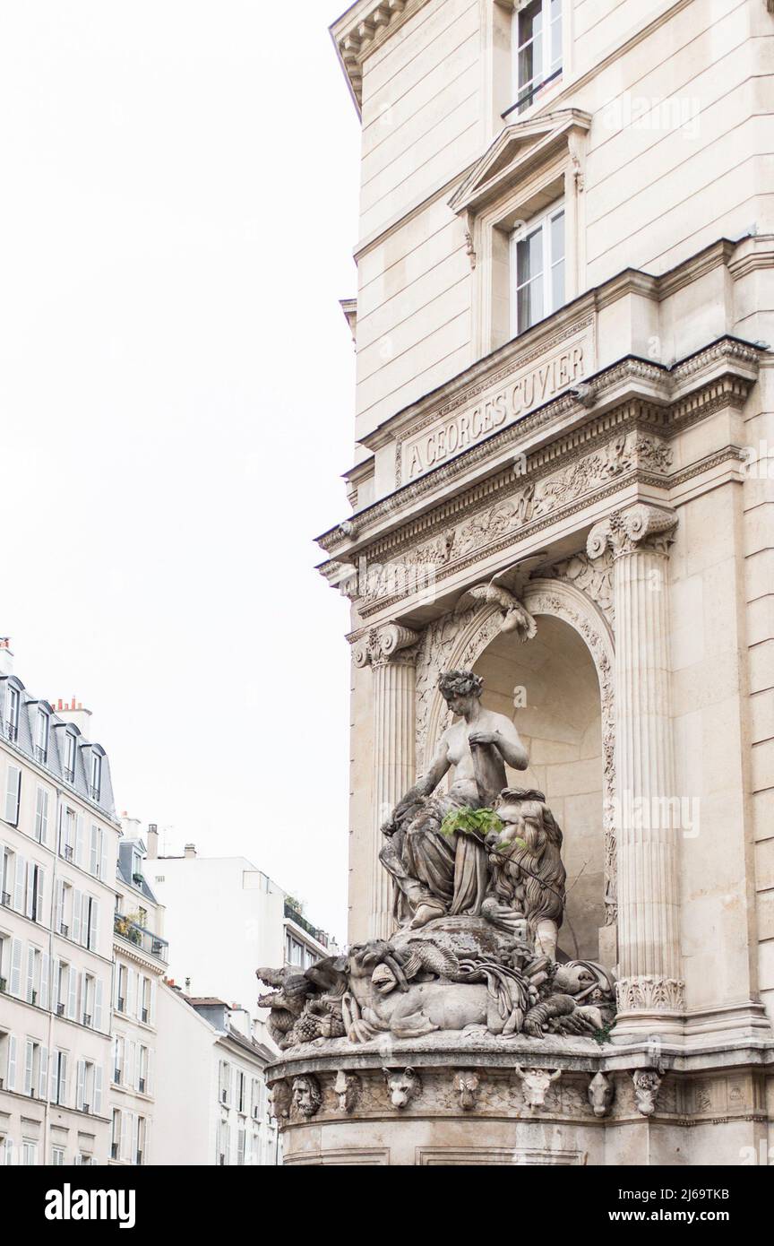 scultura classica di donne, leoni e creature marine in strada Foto Stock