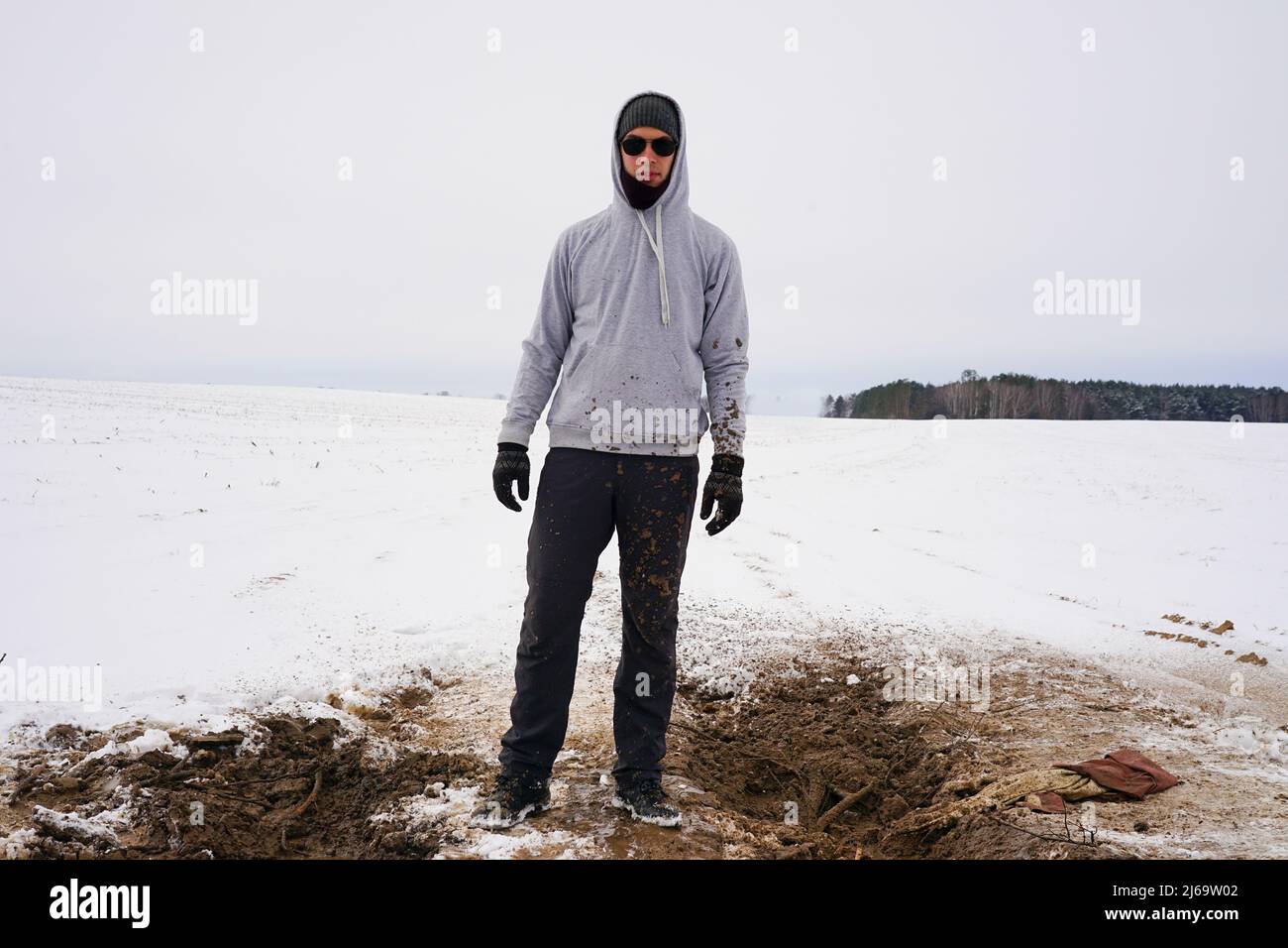 Ragazzo in abiti sporchi con una pala nelle sue mani Foto Stock