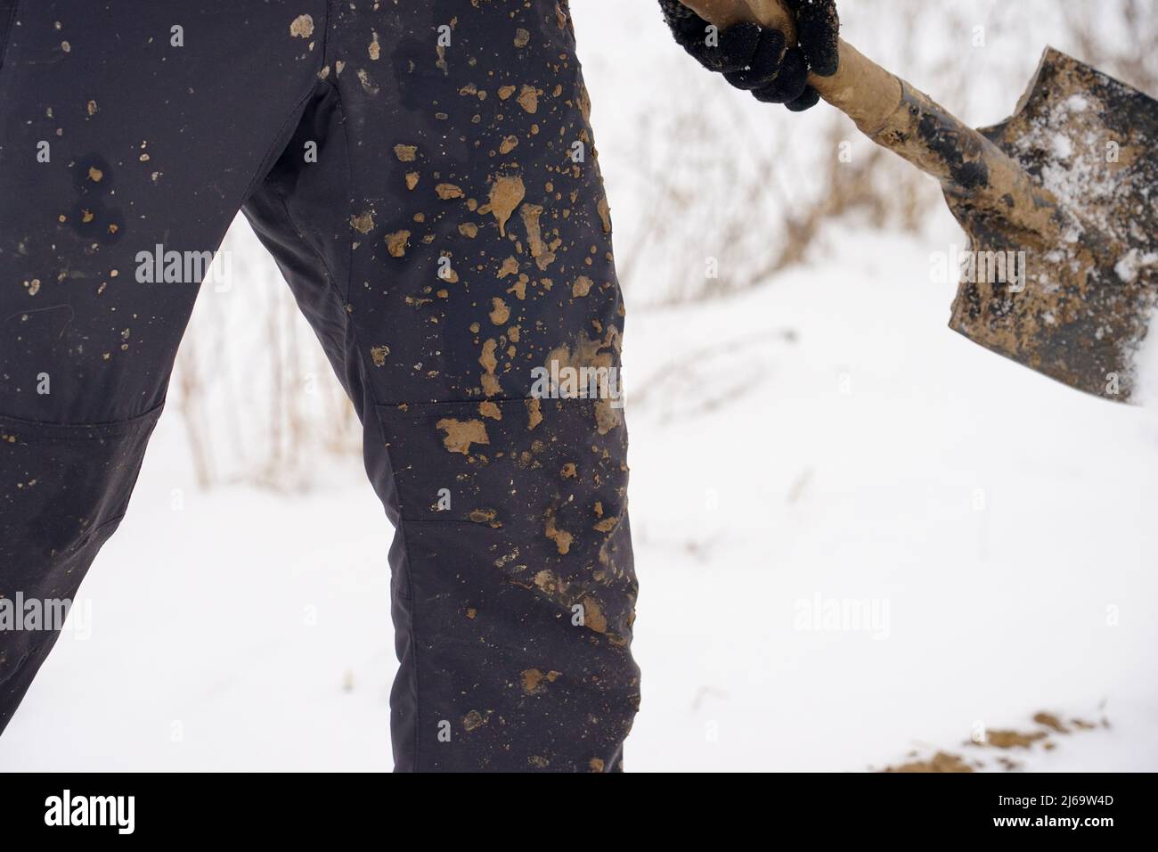 Ragazzo in abiti sporchi con una pala nelle sue mani Foto Stock