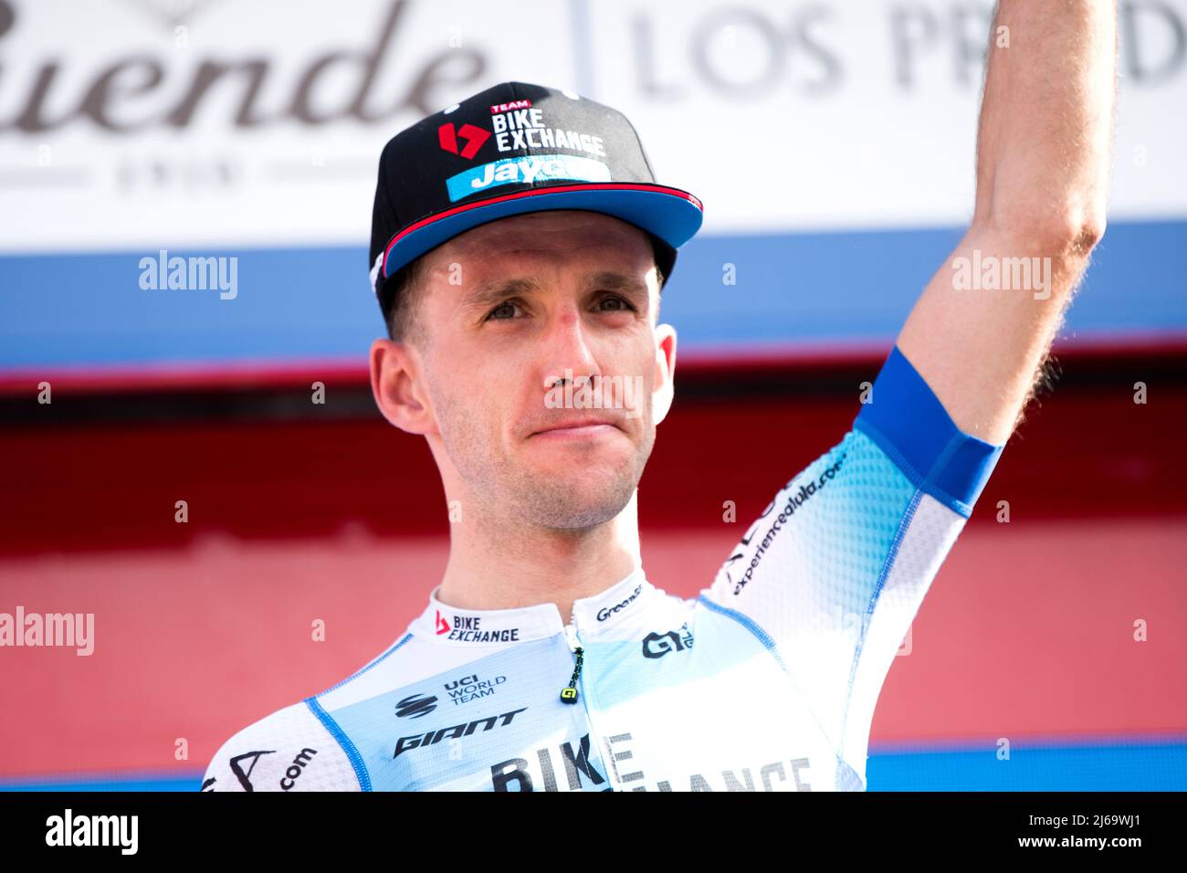 Pola de Lena, Spagna. 29th aprile 2022. Simon Yates (Team BikeExchange) sul podio come vincitore della gara ciclistica 'Vuelta a Asturias' (Tour di Astu Foto Stock