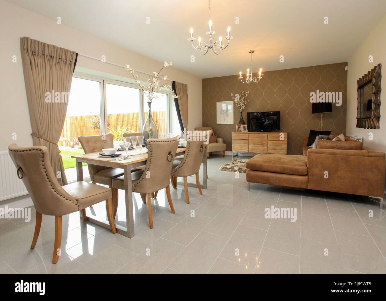 Sala da pranzo con divano e zona soggiorno, cucina a pianta aperta. Foto Stock