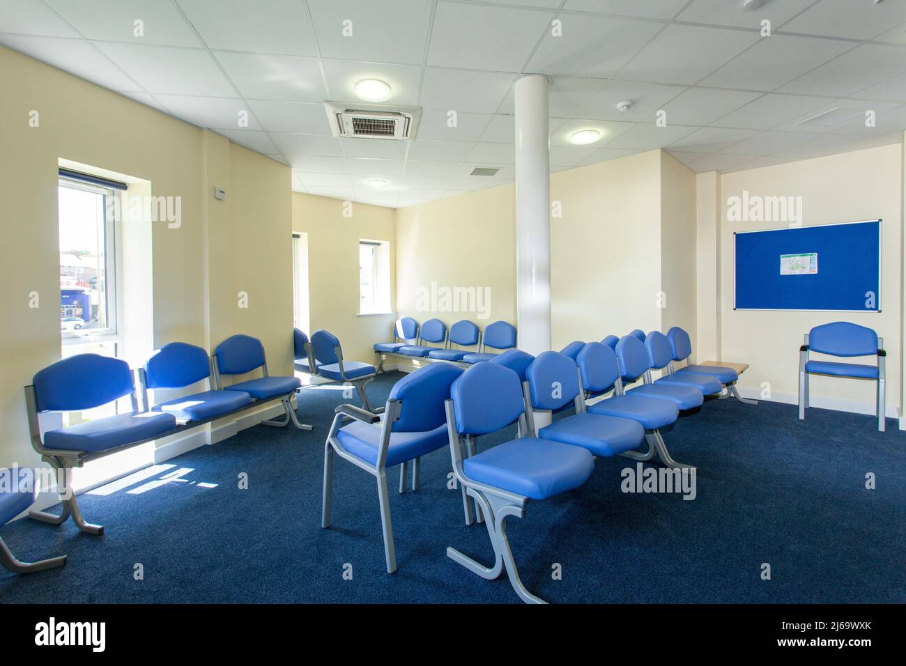 Stanza d'attesa dei medici vuota, stanza d'attesa NHS, stanza d'attesa vuota. Foto Stock