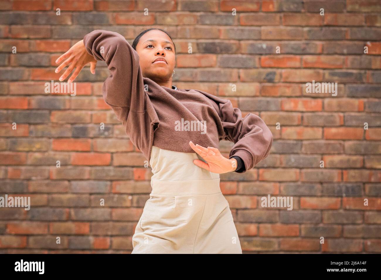 Londra, Regno Unito, 29th aprile 2022. Artisti durante il percorso della fotocall per il nuovo spettacolo 'Public' di Ockham's Razor, che si esibisce su un tetto a Livat Hammersmith. I Razor di Ockham sono una compagnia aerea di teatro e danza che combina circo, acrobazie, parkour e teatro visivo nei loro spettacoli mozzafiato. Il pubblico si dirigerà in un tour del Regno Unito dal 7th maggio al 20th agosto. Credit: Imagplotter/Alamy Live News Foto Stock