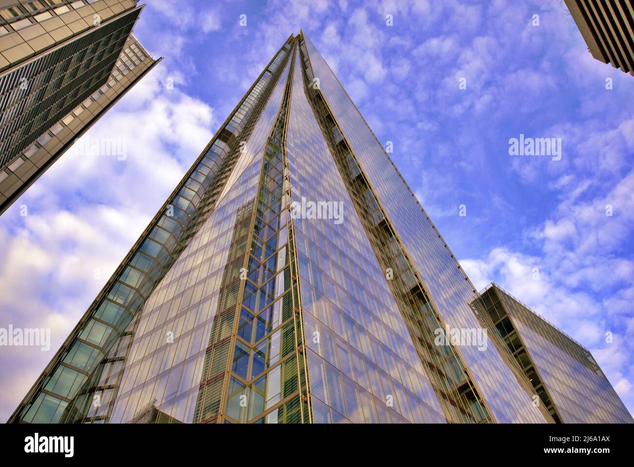 Lo Shard dal piano terra Foto Stock