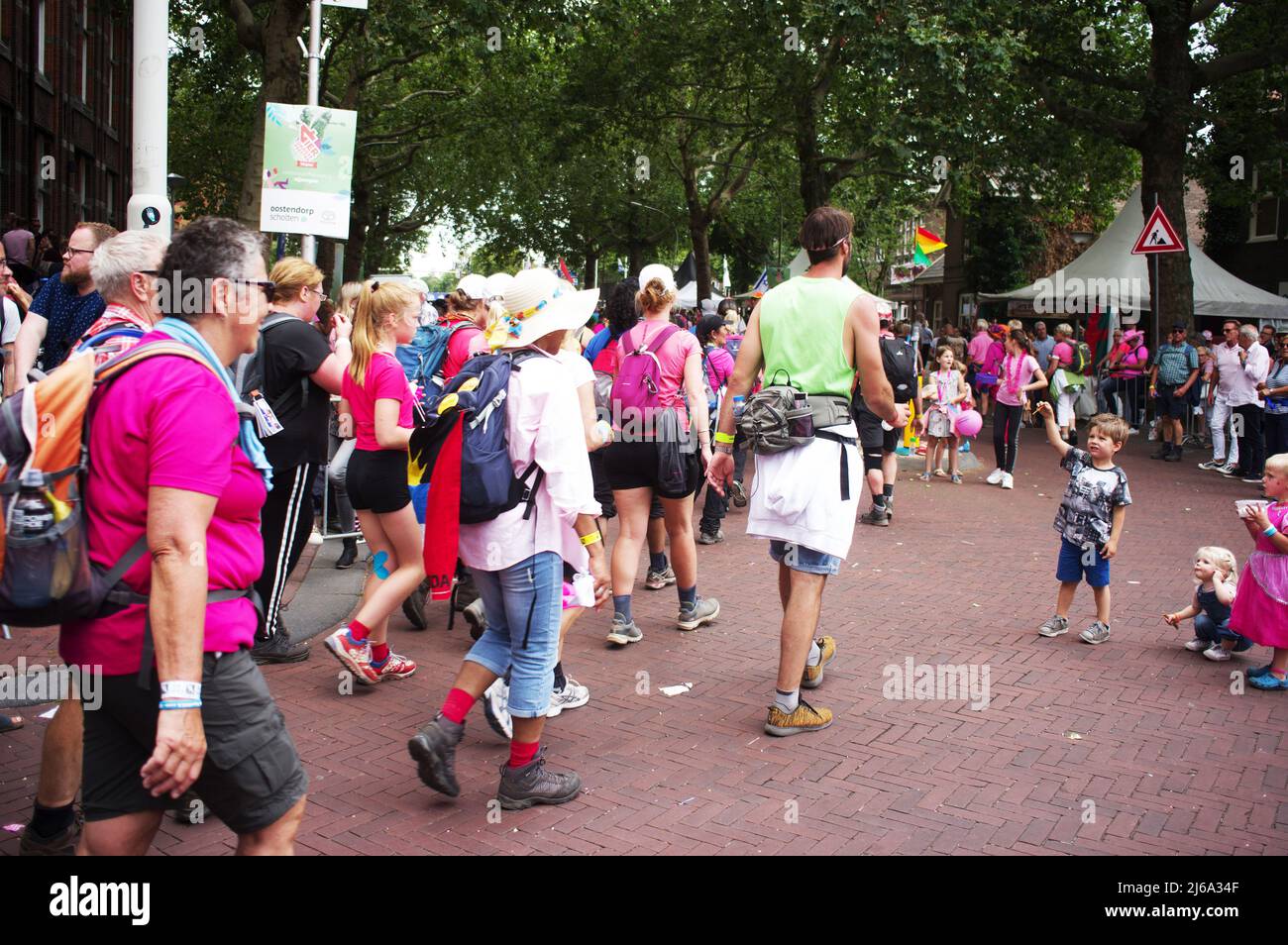 Nijmegen, Paesi Bassi - 17 luglio 2019: Camminatori nel centro di Nijmegen durante i quattro giorni internazionali Marches Nijmegen Foto Stock