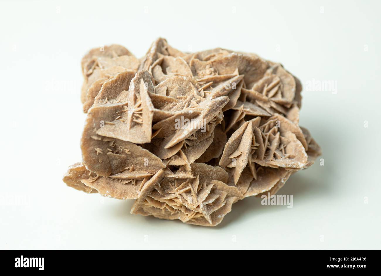 Roccia di minerale di gesso proveniente dall'Austria isolata su sfondo bianco Foto Stock