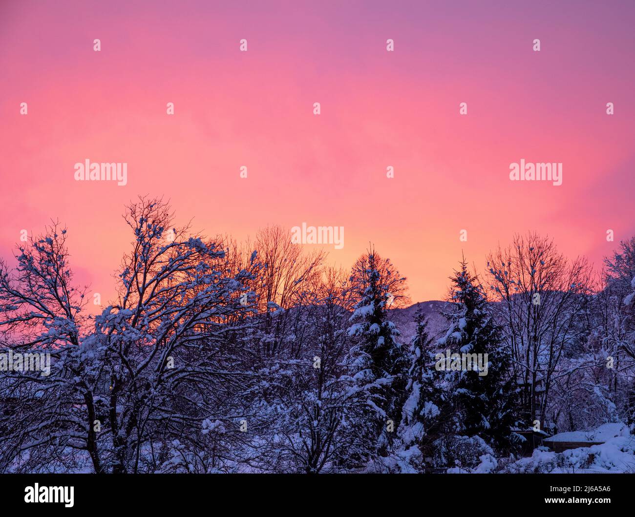 Alba naturale su una città. Bright drammatico cielo e foresta. Paesaggio di campagna sotto Scenic colorato cielo. Foto di scorta. Foto Stock