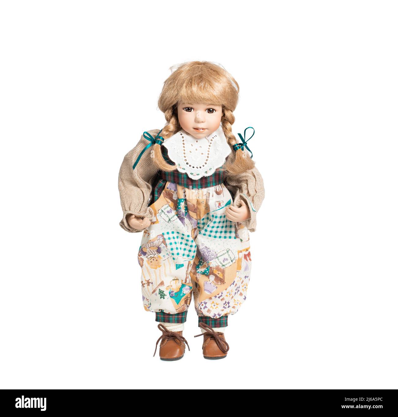 Incredibile giocattolo vintage realistico con occhi marroni. La bambola vestita con un abito beige e ha un biondo capelli. Messa a fuoco selettiva. Bambola in porcellana. Foto Stock