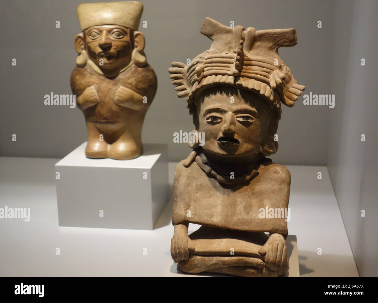 Personaggi in ceramica. Ceramica destra da Tajin, cultura mochica sinistra. Culture. Mostra permanente Museo de America Madrid Spagna. Foto Stock