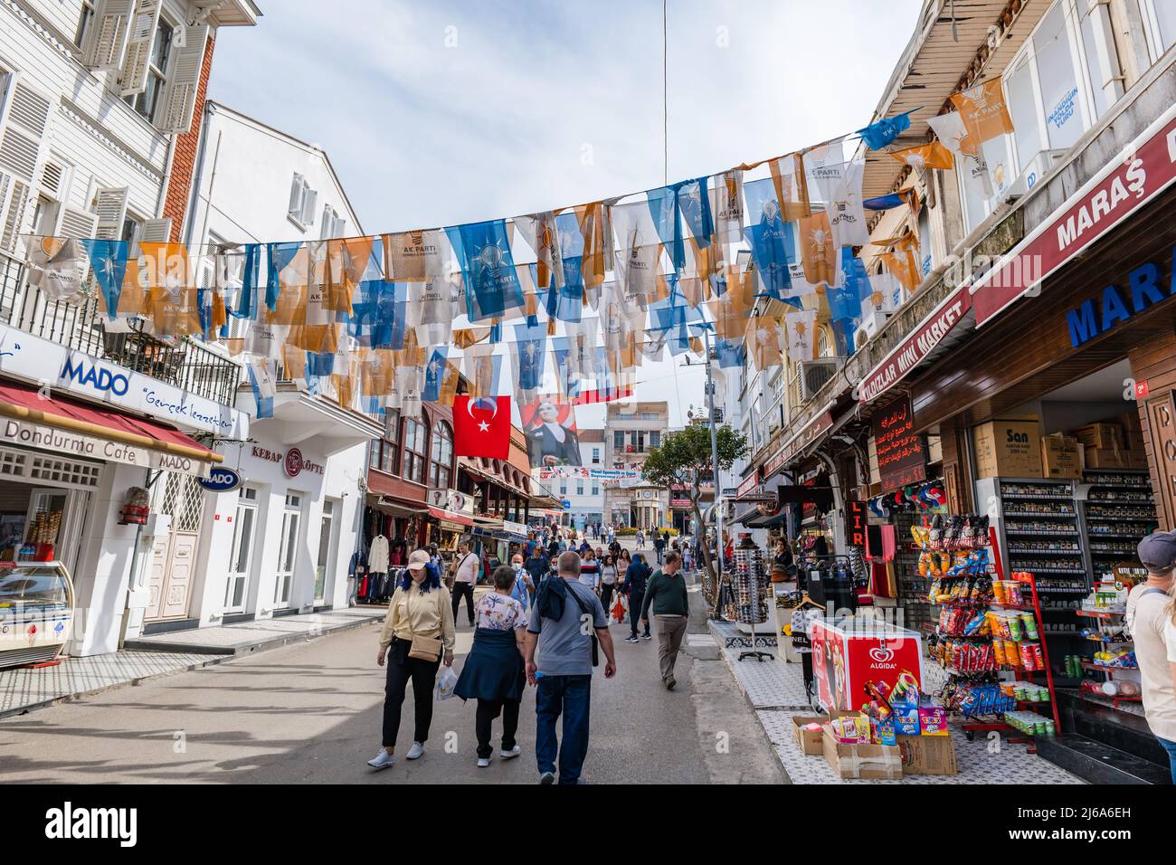 Princes Island, Turchia - Aprile 2022: Strade vicino alla piazza del mercato di Buyukada, la più grande isola delle Isole dei principi vicino Istanbul Foto Stock