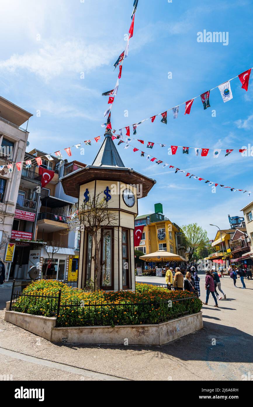 Princes Island, Turchia - Aprile 2022: Torre dell'Orologio sulla piazza del mercato a Buyukada, la più grande isola delle Isole dei principi vicino Istanbul Foto Stock