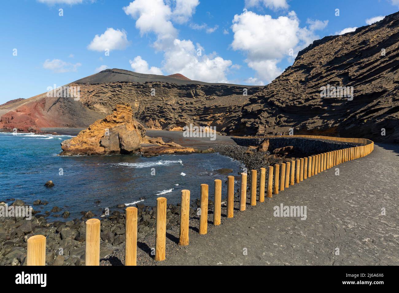 Sentiero pedonale che conduce al famoso lago Verde, El Lago Verde sull'isola di Lanzarote Foto Stock