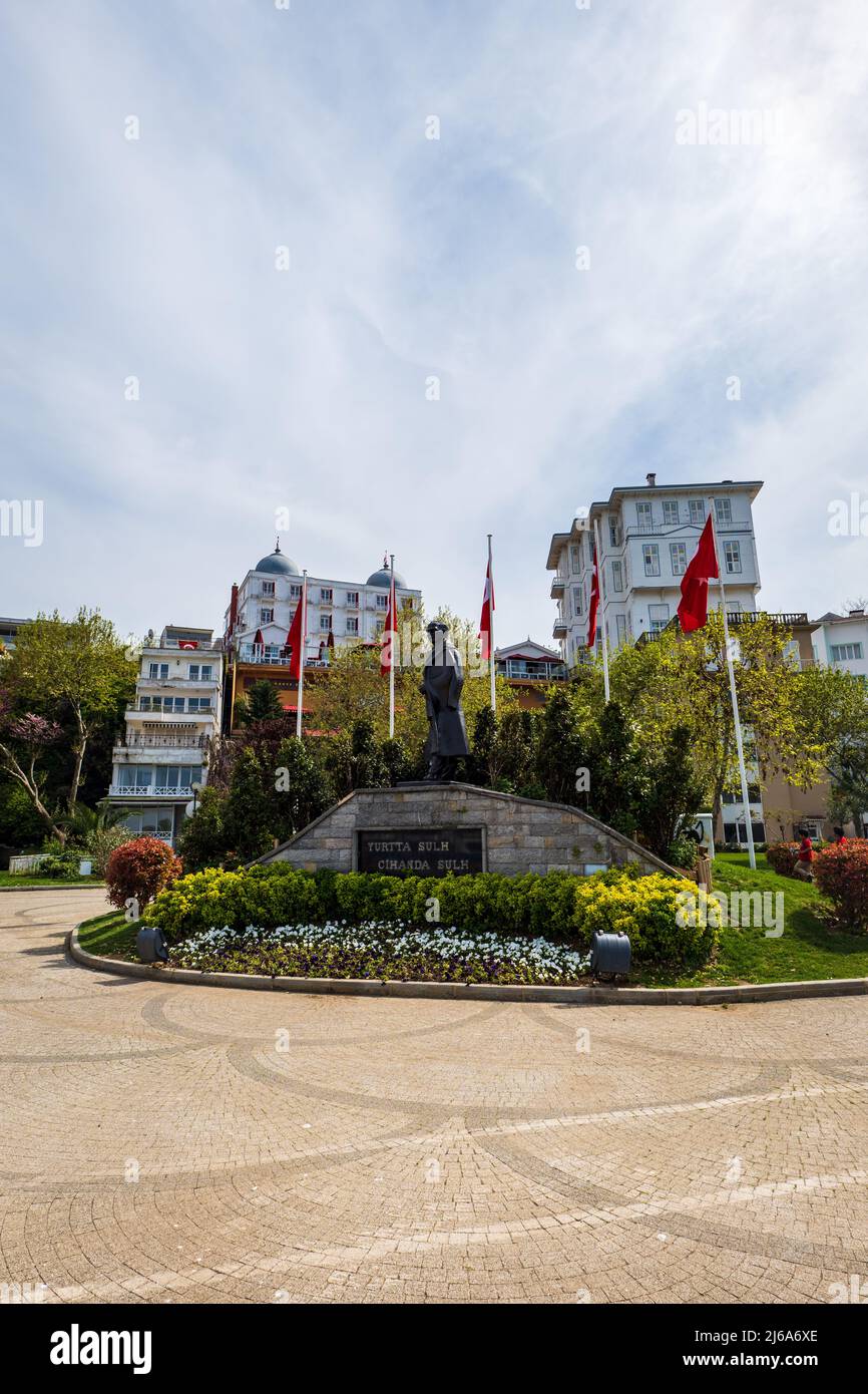 Princes Island, Turchia - Aprile 2022: Piazza Ataturk nella popolare Buyukada, la più grande isola delle Isole dei principi vicino Istanbul Foto Stock