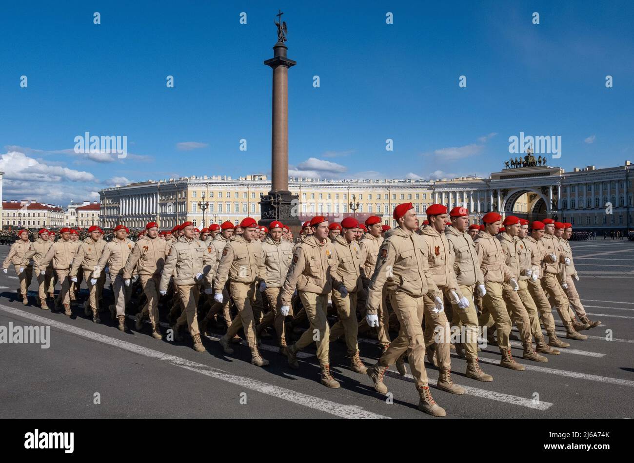 Prove della parata militare dedicata al 77th anniversario della Vittoria  nella Grande Guerra Patriottica, in Piazza Rossa. Spettatori con telefoni  cellulari durante il passaggio di attrezzature militari lungo Tverskaya  Street. 28.04.2022 Russia,
