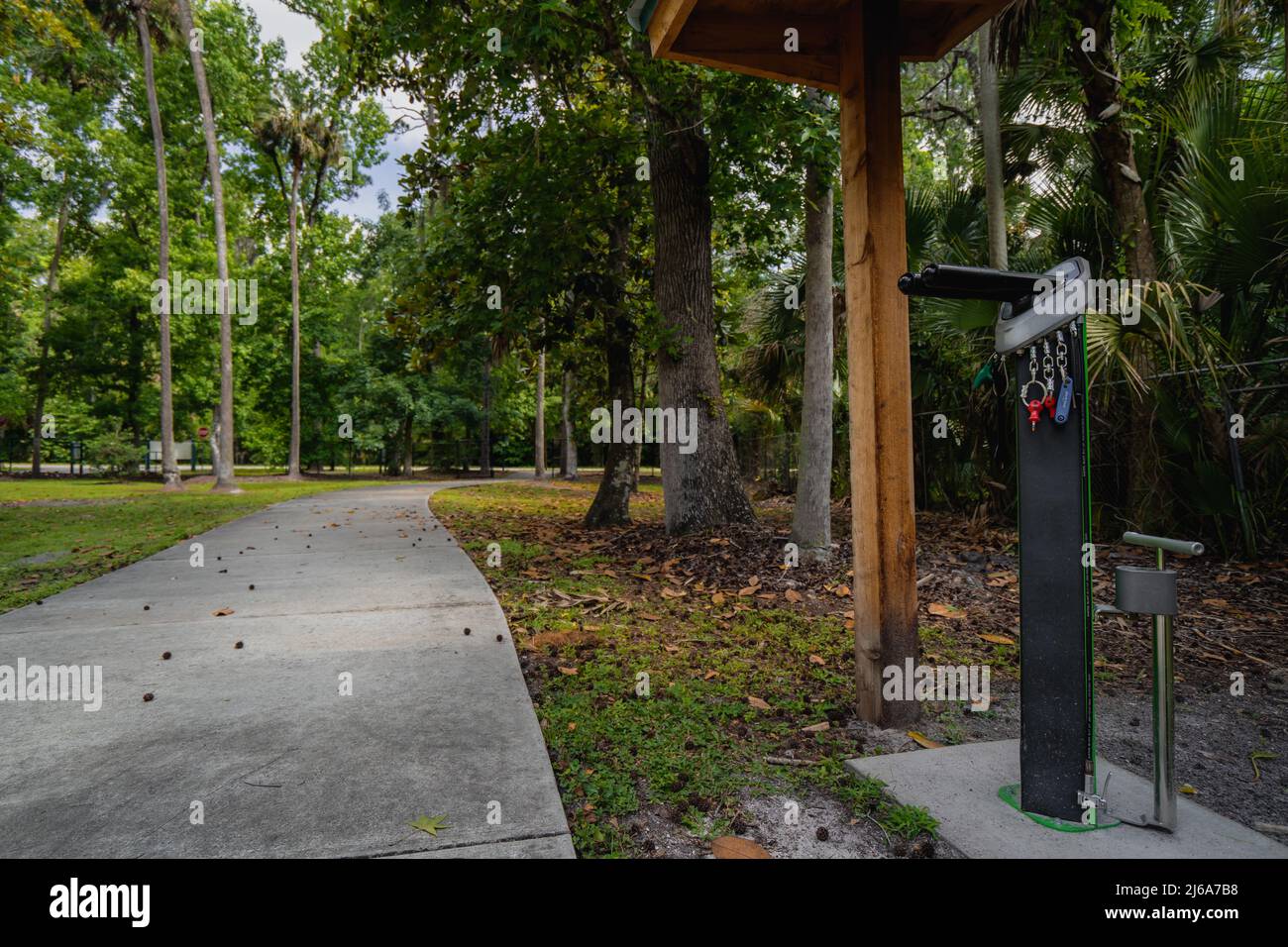 Stazione di riparazione biciclette sul Cross Seminole Trail a Longwood, Florida Foto Stock